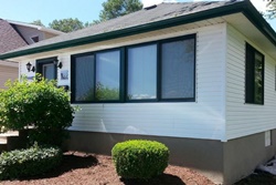 Waterfront home overlooking the Niagara River, dogs allowed rentals in Niagara Falls, NY